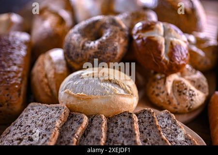 Assortiment de produits de boulangerie, y compris des pains et des petits pains. Banque D'Images