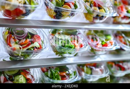 Boîtes en plastique avec salades de fruits et de légumes préemballées Banque D'Images