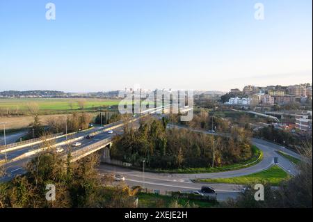 Rome. Italie. Villa di Livia à Prima Porta. Vue contemporaine sur la via Flaminia depuis la terrasse du jardin. Banque D'Images