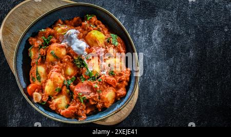 Gnocchi crémeux à la tomate avec burrata Banque D'Images