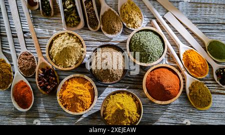 Composition avec assortiment d'épices et d'herbes. Banque D'Images