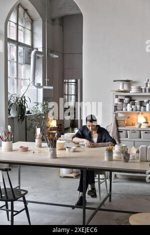 L'artiste céramique asiatique façonne l'argile en studio Banque D'Images