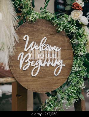 Signe de mariage avec le texte 'Bienvenue à notre commencement', décoré d'esprit Banque D'Images