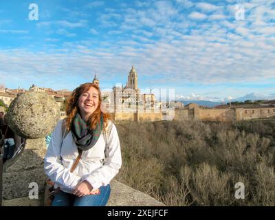 Personne souriante en face de Ségovie avec cathédrale et ciel bleu Banque D'Images
