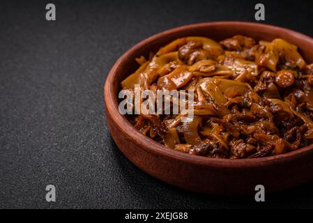 Délicieux plat udon asiatique avec légumes, champignons, sel et épices Banque D'Images