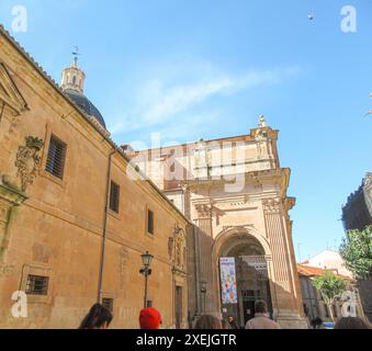 Entrée du bâtiment historique avec des détails ornés et un dôme Banque D'Images