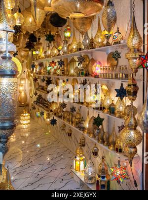 Clsoe-Up vue d'une petite boutique vendant des lampes marocaines dans le souk de la médina de Marrakech Banque D'Images