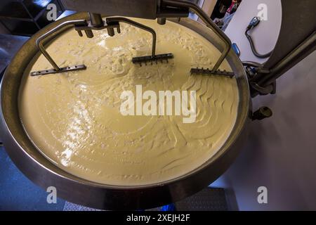 Production de fromage dans la fromagerie appartenant au Filzmoosalm. Promegg, Großarl, Salzbourg, Autriche Banque D'Images