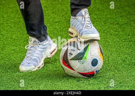 Offizieller EM Ball adidas Modell Fußballliebe, Junger Fußballspieler, UEFA EURO 2024, München, Juni 2024 Deutschland, München, Juni 2024, offizieller EM-Ball adidas Modell Fußballliebe, Junger Fußballspieler trainiert auf Kunstrasen, Schuhe Nike Air, UEFA EURO 2024, die Fußball-Europameisterschaft dauert bis zum 14. Juli, Fußball, Sport, *** officiel du championnat d'Europe ballon adidas model soccer Love, jeune footballeur, UEFA EURO 2024, Munich, juin 2024 Allemagne, Munich, juin 2024, officiel championnat d'Europe ballon adidas modèle de football amour, jeune joueur de football s'entraîne sur gazon artificiel, s. Banque D'Images