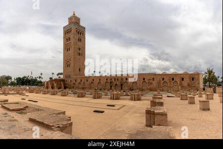 Vue sur la mosquée Kutubiyya dans l'ancien quartier de la médina du centre-ville de Marrakech Banque D'Images