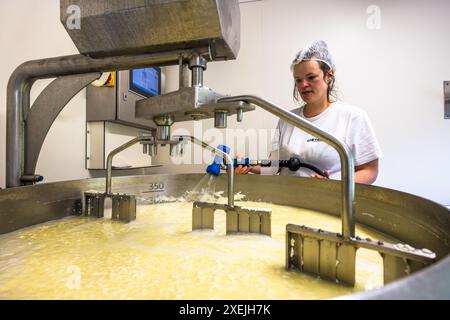 Production de fromage dans la fromagerie appartenant au Filzmoosalm. Promegg, Großarl, Salzbourg, Autriche Banque D'Images