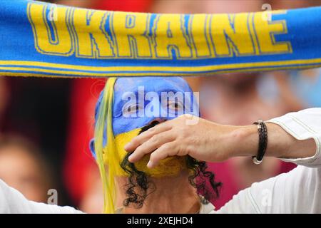 Fan de l'Ukraine lors du match UEFA Euro 2024 entre l'Ukraine et la Belgique, Groupe E, date 3, a joué au Mercedes-Benz Arena Stadium le 26 juin 2024 à Stuttgart, en Allemagne. (Photo de Bagu Blanco / Sipa USA) Banque D'Images