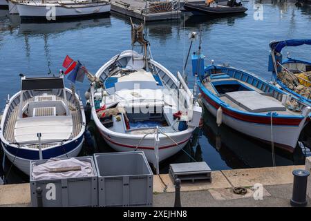 Saint Tropez avec typique, vieux, petits bateaux de pêche dans le port Banque D'Images