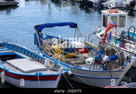 Saint Tropez avec typique, vieux, petits bateaux de pêche dans le port Banque D'Images