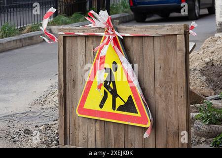 Le panneau Road Works se trouve dans la rue de la ville. Réalisation de travaux de construction et de réparation en ville Banque D'Images