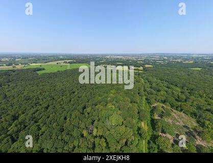 Drone vue vers le nord-ouest au-dessus du Weald de Kent depuis les hauteurs de Dering Wood, Pluckley, Kent, Royaume-Uni. Banque D'Images