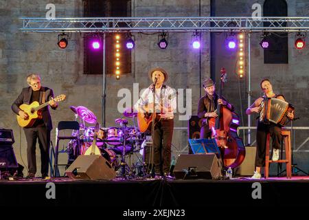 Au P'tit bonheur en concert sur la place de la Madeleine pendant la Fête de la musique. Béziers, Occitanie, France Banque D'Images