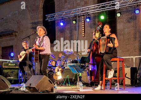 Au P'tit bonheur en concert sur la place de la Madeleine pendant la Fête de la musique. Béziers, Occitanie, France Banque D'Images