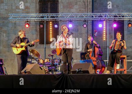 Au P'tit bonheur en concert sur la place de la Madeleine pendant la Fête de la musique. Béziers, Occitanie, France Banque D'Images