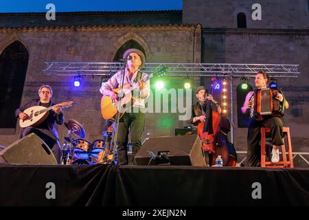 Au P'tit bonheur en concert sur la place de la Madeleine pendant la Fête de la musique. Béziers, Occitanie, France Banque D'Images