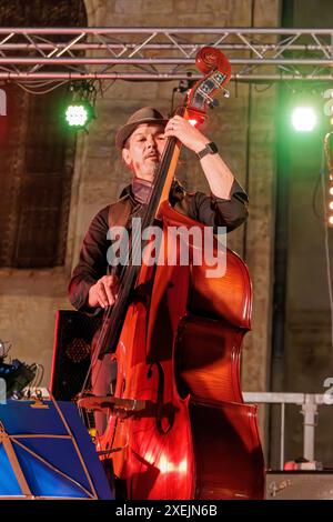 Au P'tit bonheur en concert sur la place de la Madeleine pendant la Fête de la musique. Béziers, Occitanie, France Banque D'Images