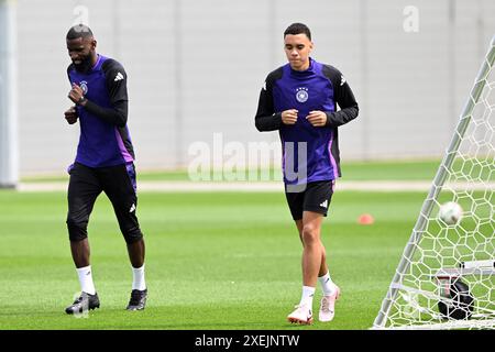 Herzogenaurach, Allemagne. 28 juin 2024. Football, UEFA Euro 2024, Championnat d'Europe, dernière séance d'entraînement de l'équipe nationale avant la manche des 16, les Allemands Antonio Rüdiger (l) et Jamal Musiala en action pendant l'entraînement par équipe. Crédit : Federico Gambarini/dpa/Alamy Live News Banque D'Images