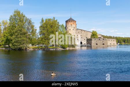 Le château d'Olavinlinna dans la ville finlandaise Savonlinna est une attraction touristique, vue ici par une belle journée d'été Banque D'Images