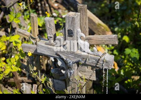 Croix en bois sur la colline des croix lieu de pèlerinage en Lituanie, Europe Banque D'Images