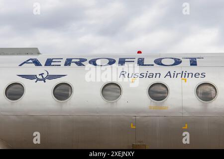 Riga, Lettonie - 1er juin 2023 : logo et titre d'Aeroflot Russian Airlines sur le fuselage d'un avion de passagers, retraité aéroplan Banque D'Images