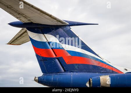 Riga, Lettonie - 1er juin 2023 : queue avec drapeau russe sur un avion retiré de la compagnie aérienne Aeroflot Russian Airlines Banque D'Images