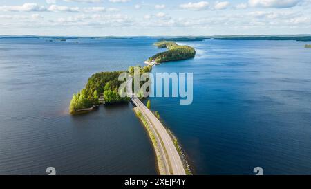 Route à travers Pulkkilanharju Ridge, parc national de Paijanne, partie sud du lac Paijanne en Finlande Banque D'Images