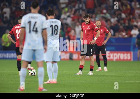 Gelsenkirchen, Allemagne, 26 juin 2024. Khvicha Kvaratskhelia, de Géorgie, regarde avant de donner le coup d'envoi dans la moitié senconde du match des Championnats d'Europe de l'UEFA à l'Arena Aufschalke, Gelsenkirchen. Le crédit photo devrait se lire : Jonathan Moscrop / Sportimage Banque D'Images