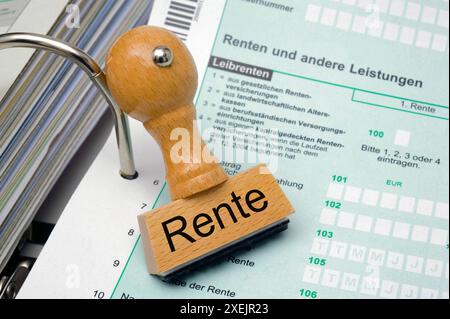 Rentenbesteuerung Ein Holzstempel mit Aufschrift RENTE liegt auf dem Formular einer Steuererklärung *** pension taxation Un timbre en bois avec l'inscr Banque D'Images