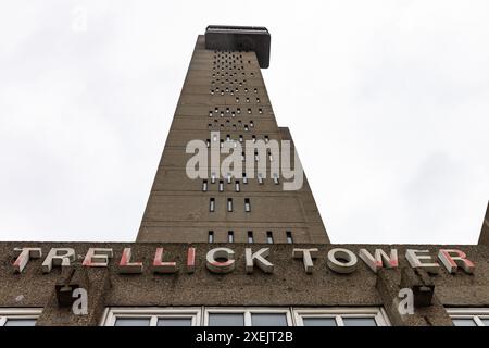 Londres, Royaume-Uni. 31 mai 2024. La tour Trellick à North Kensington, conçue par l'architecte Erno Goldfinger dans le style brutaliste, est vue d'en bas. Classée grade II*, la tour Trellick a été commandée par le Greater London Council et a ouvert ses portes en 1972. Crédit : Mark Kerrison/Alamy Live News Banque D'Images