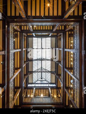 Londres, Royaume-Uni - 25 juin 2024 : intérieur en bois et plafond du magasin Liberty, bâtiment de style tudor Revival avec mode exclusive, luxe Banque D'Images