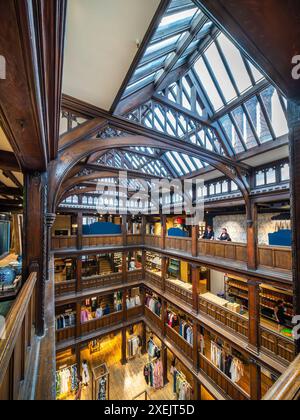 Londres, Royaume-Uni - 25 juin 2024 : intérieur en bois et plafond du magasin Liberty, bâtiment de style tudor Revival avec mode exclusive, luxe Banque D'Images