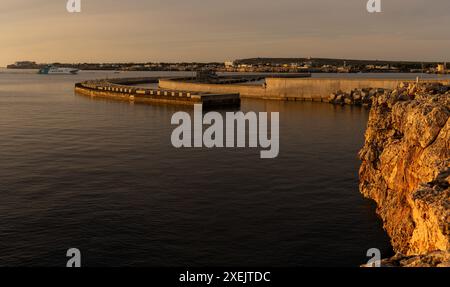 Paysage du port de Ciutadella sur Minorque avec le ferry Balearia entrant dans le port Banque D'Images