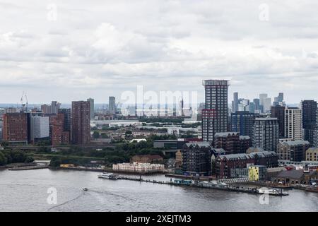 Londres, Royaume-Uni. 22 juin 2024. Leamouth, le stade de Londres et Stratford sont vus depuis le téléphérique IFS Cloud. Le téléphérique IFS Cloud, inauguré en 2012, est un téléphérique d'un kilomètre qui traverse la Tamise entre la péninsule de Greenwich et le Royal Victoria Dock. Crédit : Mark Kerrison/Alamy Live News Banque D'Images