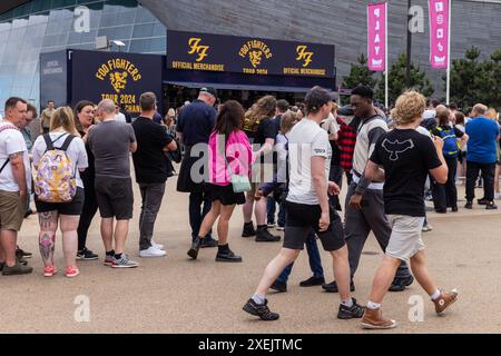 Londres, Royaume-Uni. 22 juin 2024. Une boutique vendant des produits officiels pour le Foo Fighters Tour est photographiée à l'extérieur du stade de Londres. Crédit : Mark Kerrison/Alamy Live News Banque D'Images