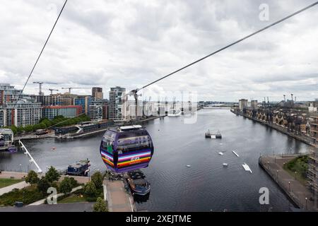 Londres, Royaume-Uni. 22 juin 2024. Royal Victoria Dock est vu depuis le téléphérique IFS Cloud. Le téléphérique IFS Cloud, inauguré en 2012, est un téléphérique d'un kilomètre qui traverse la Tamise entre la péninsule de Greenwich et le Royal Victoria Dock. Crédit : Mark Kerrison/Alamy Live News Banque D'Images