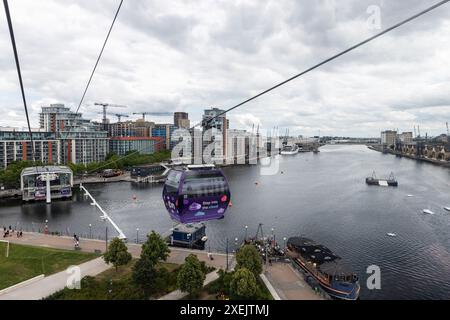 Londres, Royaume-Uni. 22 juin 2024. Royal Victoria Dock est vu depuis le téléphérique IFS Cloud. Le téléphérique IFS Cloud, inauguré en 2012, est un téléphérique d'un kilomètre qui traverse la Tamise entre la péninsule de Greenwich et le Royal Victoria Dock. Crédit : Mark Kerrison/Alamy Live News Banque D'Images