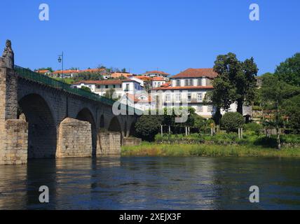 Portugal, région du Minho, Ponte da Barca. Pont romain sur la rivière Lima - Rio Lima. Banque D'Images