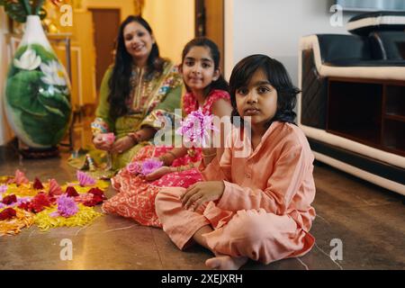 Les enfants fabriquent la composition à partir de fleurs Banque D'Images