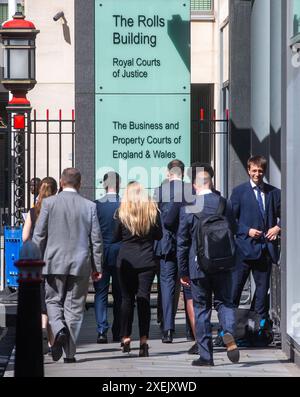 Londres, Angleterre, Royaume-Uni. 27 juin 2024. Les gens sont vus à l'extérieur des tribunaux d'affaires et de propriété à Rolls Building. (Crédit image : © Tayfun Salci/ZUMA Press Wire) USAGE ÉDITORIAL SEULEMENT! Non destiné à UN USAGE commercial ! Banque D'Images