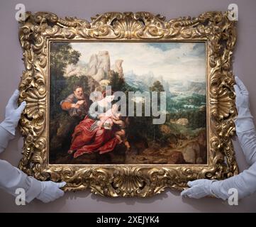 Sotheby's, Londres, Royaume-Uni. 28 juin 2024. La vente en soirée Sotheby's Old Masters a lieu le 3 juillet. Top lots comprennent : Herri met de bles et Sir Peter Paul Rubens, la Sainte famille avec l'enfant Saint Jean Baptiste dans un vaste paysage avec des voyageurs. Un paysage redécouvert du XVIe siècle qui appartenait autrefois à Rubens, qui repeignait les personnages dans son propre style « rubenesque » - visible par la technologie des rayons X et de l'infrarouge, estime : £600 000-800,000. Crédit : Malcolm Park/Alamy Live News Banque D'Images