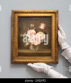 Sotheby's, Londres, Royaume-Uni. 28 juin 2024. La vente en soirée Sotheby's Old Masters a lieu le 3 juillet. Top lots comprennent : Anne Vallayer-Coster, nature morte de roses dans un vase en cristal. Estimation de 120 000 à 180 000 £. Crédit : Malcolm Park/Alamy Live News Banque D'Images