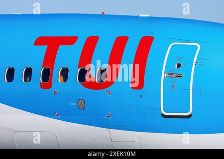 Salzbourg, Autriche - 27 janvier 2024 : logo de l'agence de voyages TUI sur le fuselage d'un avion charter Boeing 737 Banque D'Images