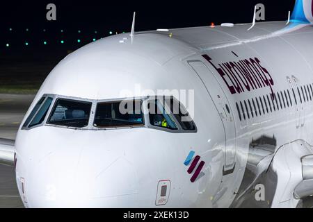 Graz, Autriche - 5 mars 2024 : gros plan dans le cockpit d'un avion à réaction Airbus A320 de la compagnie aérienne allemande à bas prix Eurowings Banque D'Images