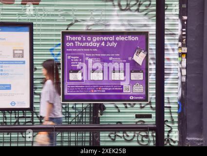 Londres, Royaume-Uni. 28 juin 2024. Une affiche sur un arrêt de bus à Camden affiche des informations sur les élections britanniques qui auront lieu le 4 juillet. Crédit : Vuk Valcic/Alamy Live News Banque D'Images