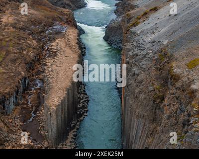 Vue aérienne du canyon Studlagil. Belle vue sur la rivière Jokulsa A Bru. Banque D'Images